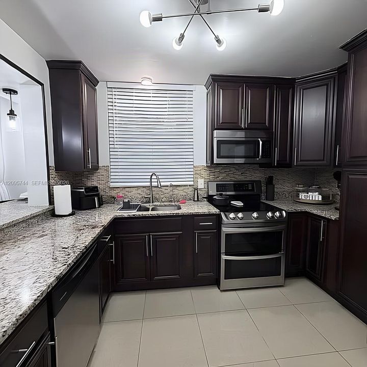 En Venta: $290,000 (3 camas, 2 baños, 1330 Pies cuadrados)