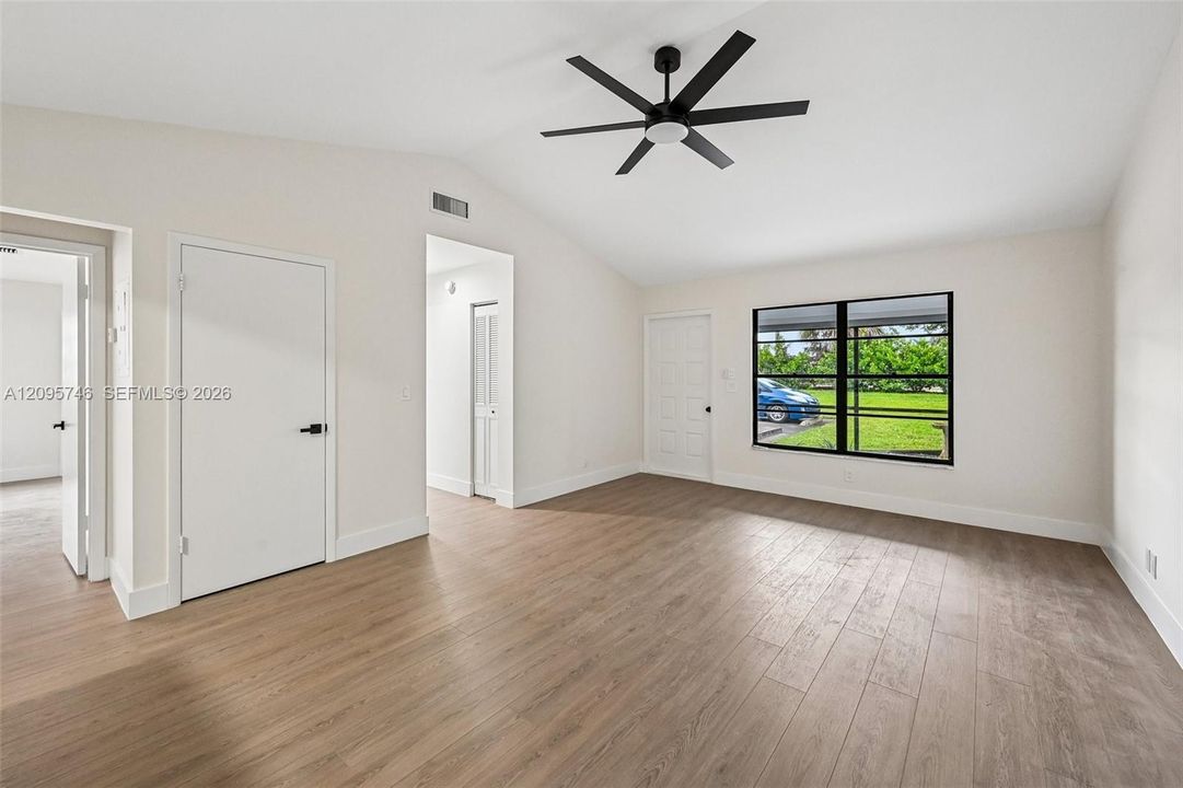 For Sale: $254,900 (2 beds, 2 baths, 1029 Square Feet)