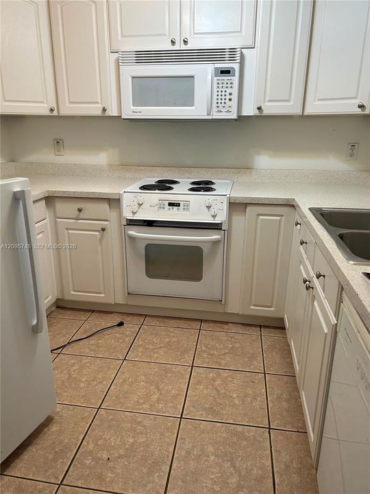 For Rent: $1,800 (1 beds, 1 baths, 740 Square Feet)