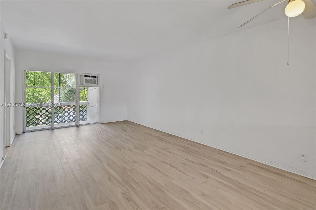 На продажу: $330,000 (2 спален, 2 ванн, 748 Квадратных фут)