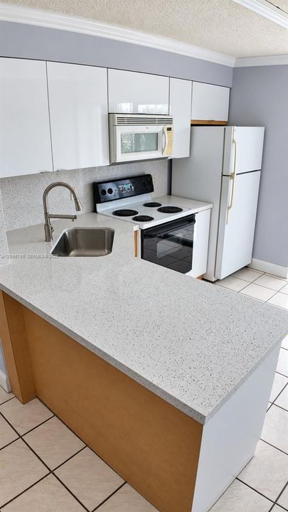 For Rent: $2,100 (2 beds, 2 baths, 812 Square Feet)