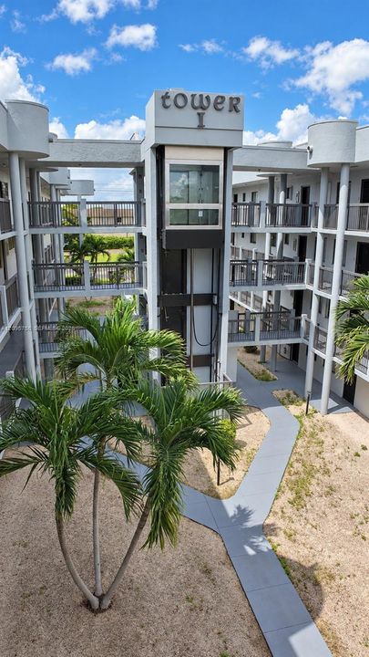 For Rent: $2,100 (2 beds, 2 baths, 812 Square Feet)