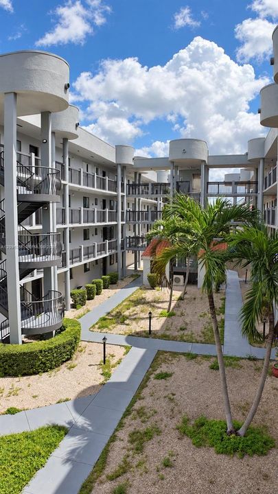 For Rent: $2,100 (2 beds, 2 baths, 812 Square Feet)