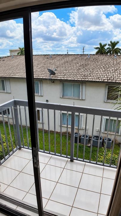 For Rent: $2,100 (2 beds, 2 baths, 812 Square Feet)