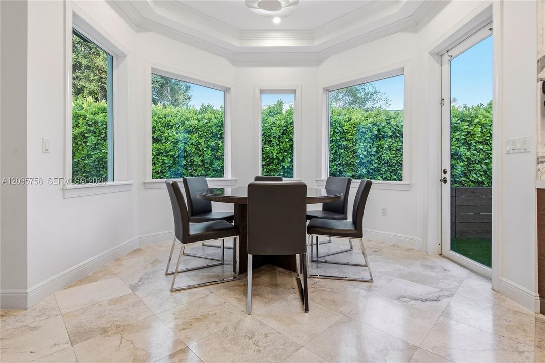 For Sale: $4,750,000 (5 beds, 5 baths, 4710 Square Feet)