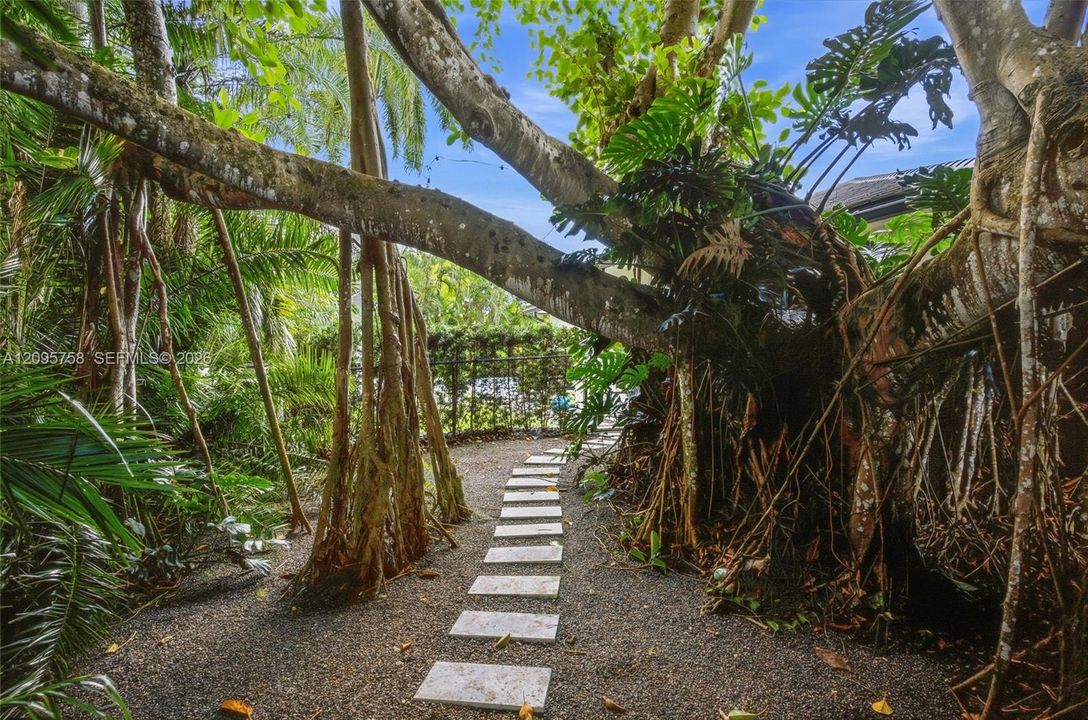 For Sale: $4,750,000 (5 beds, 5 baths, 4710 Square Feet)