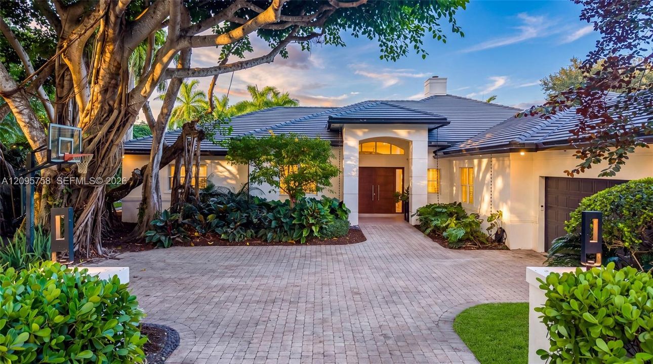 For Sale: $4,750,000 (5 beds, 5 baths, 4710 Square Feet)