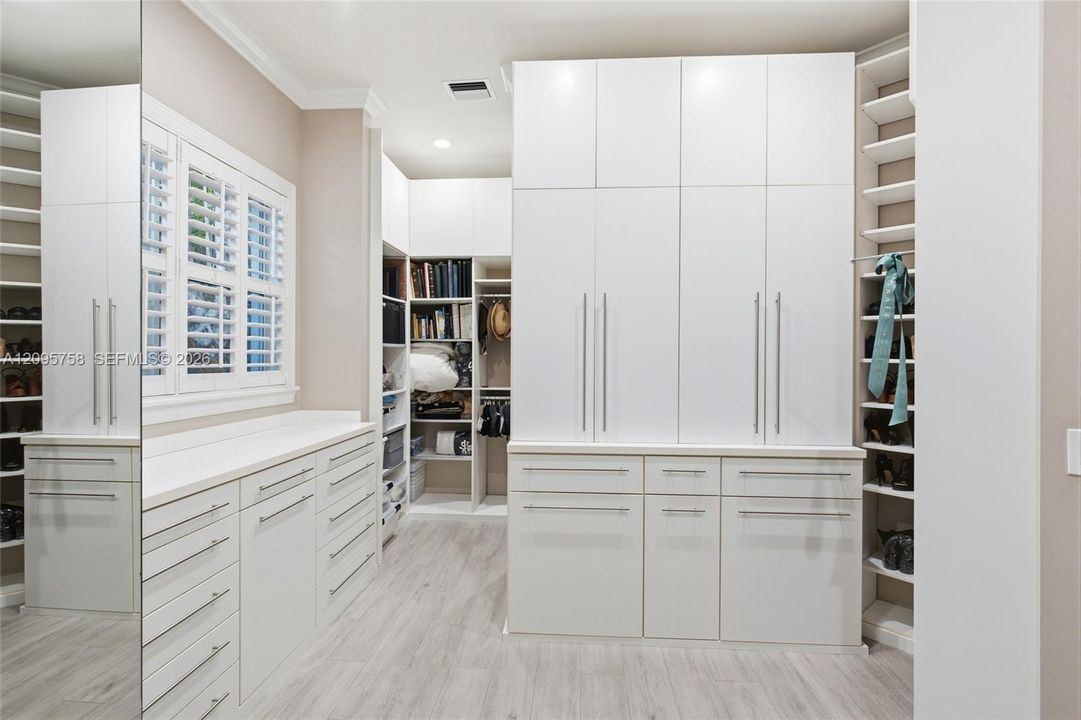 For Sale: $4,750,000 (5 beds, 5 baths, 4710 Square Feet)