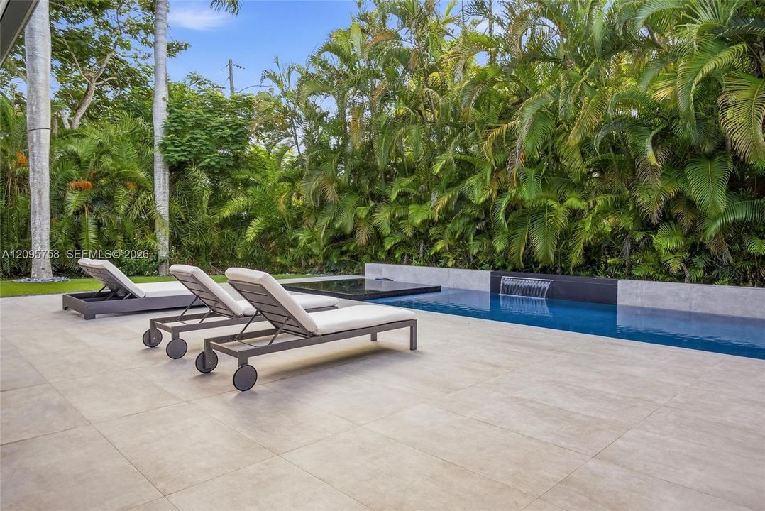 For Sale: $4,750,000 (5 beds, 5 baths, 4710 Square Feet)