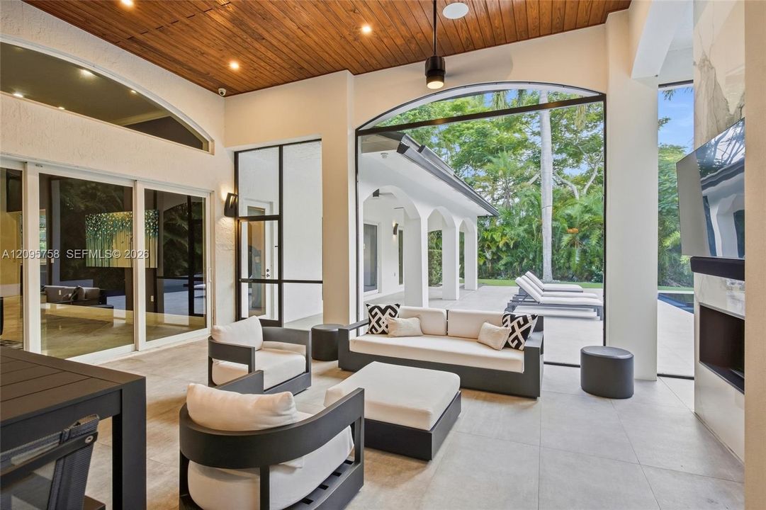 For Sale: $4,750,000 (5 beds, 5 baths, 4710 Square Feet)