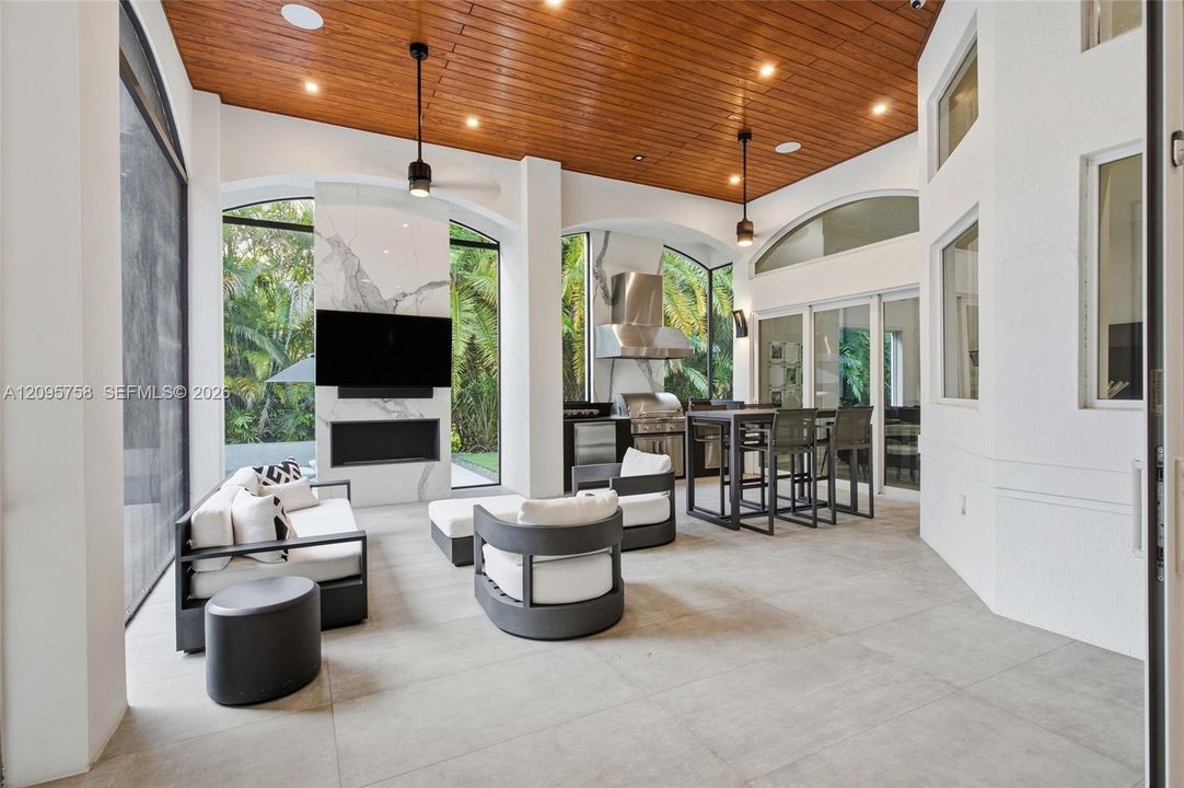 For Sale: $4,750,000 (5 beds, 5 baths, 4710 Square Feet)