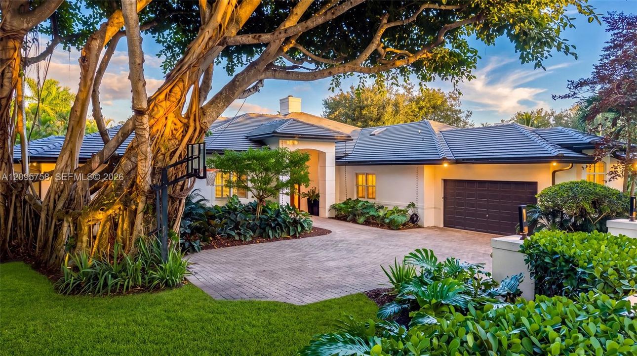 For Sale: $4,750,000 (5 beds, 5 baths, 4710 Square Feet)