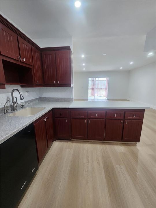 For Rent: $1,599 (1 beds, 1 baths, 928 Square Feet)
