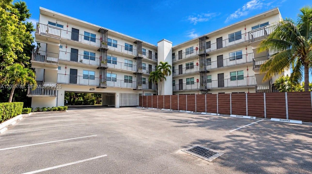 For Rent: $1,950 (1 beds, 1 baths, 580 Square Feet)