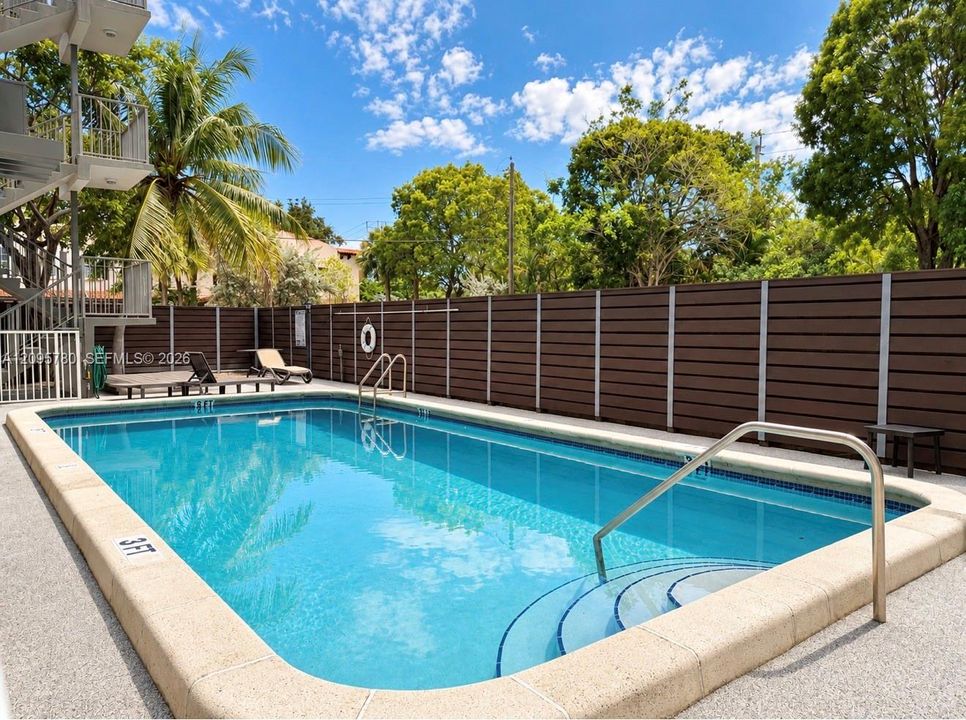 For Rent: $1,950 (1 beds, 1 baths, 580 Square Feet)