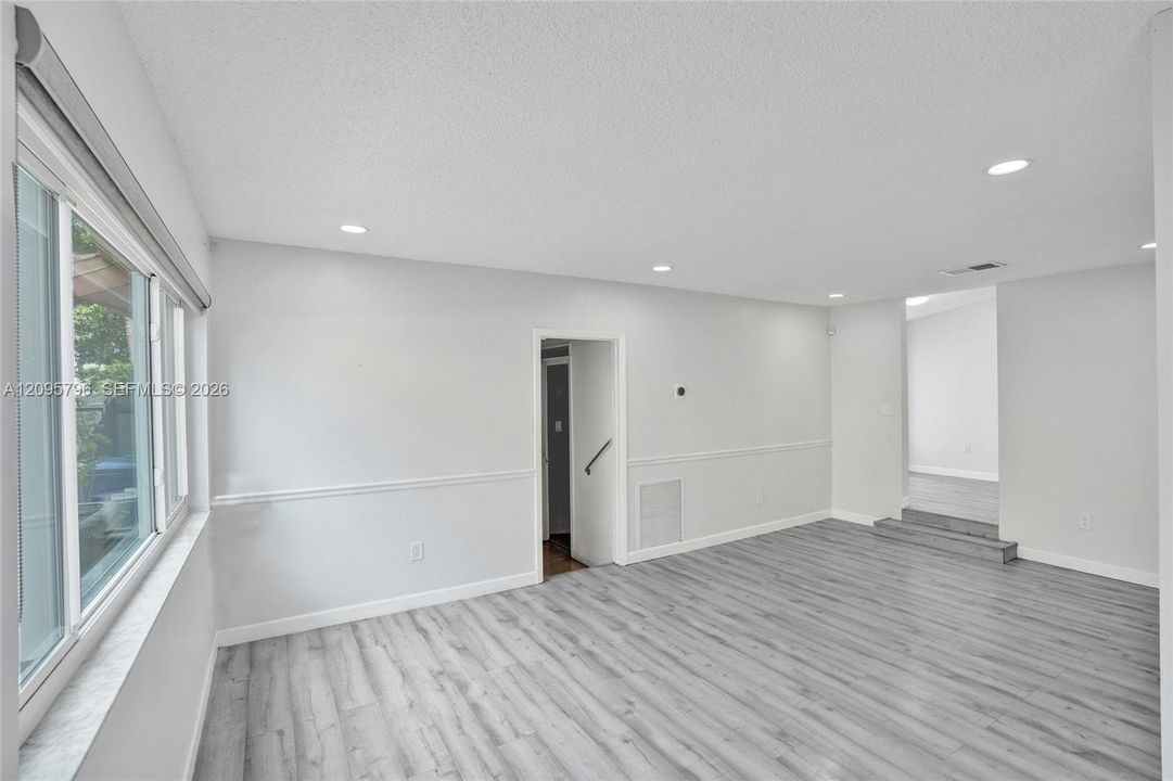 En Venta: $799,900 (4 camas, 2 baños, 2015 Pies cuadrados)