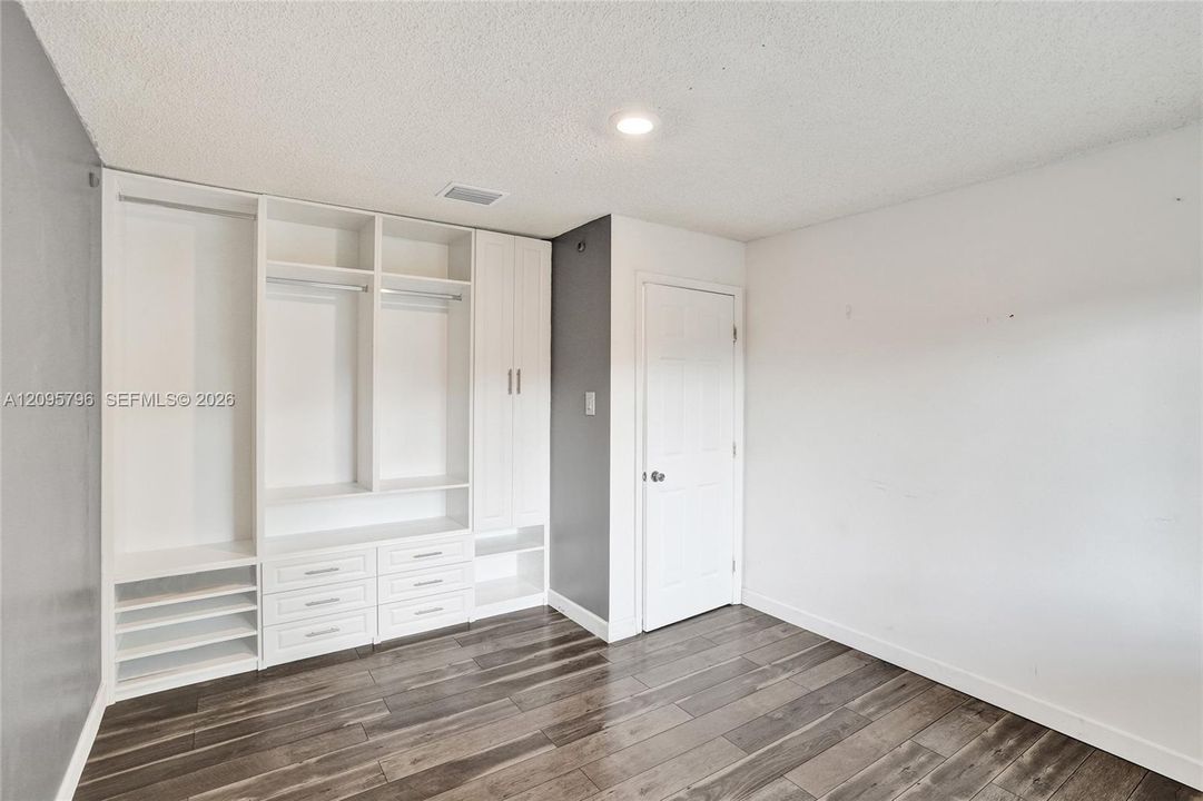 En Venta: $799,900 (4 camas, 2 baños, 2015 Pies cuadrados)