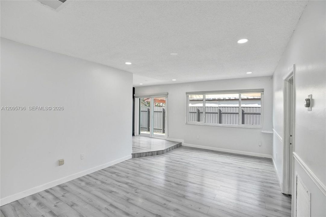 En Venta: $799,900 (4 camas, 2 baños, 2015 Pies cuadrados)