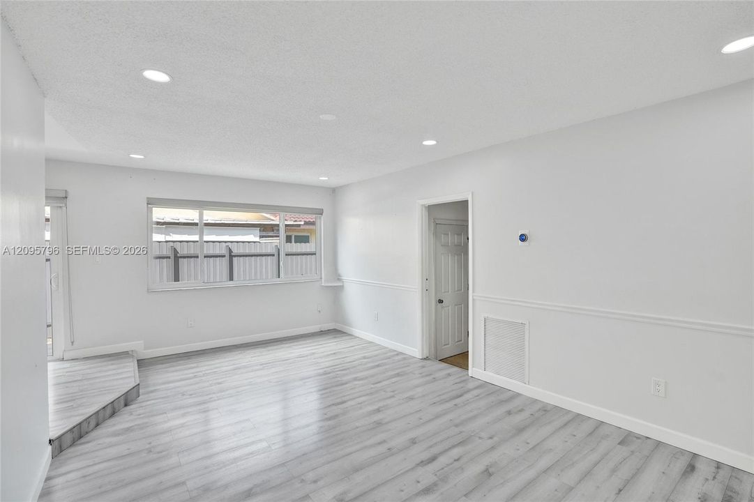 En Venta: $799,900 (4 camas, 2 baños, 2015 Pies cuadrados)