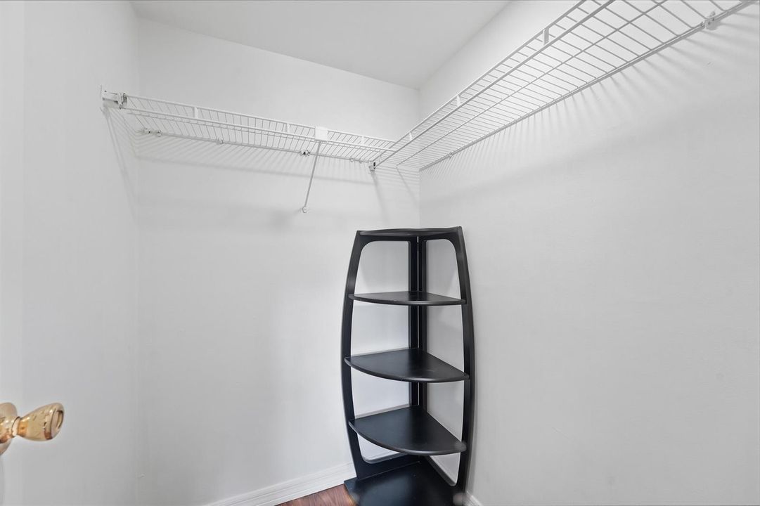 01 Premier walkin closet