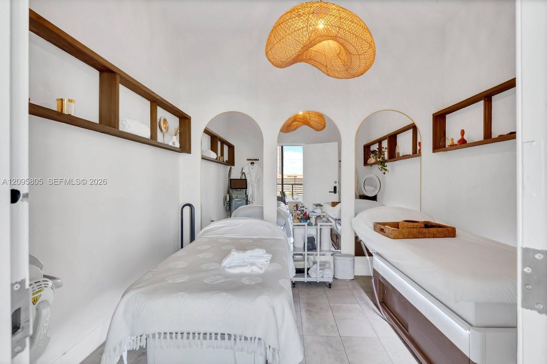 For Sale: $484,000 (0 beds, 1 baths, 527 Square Feet)