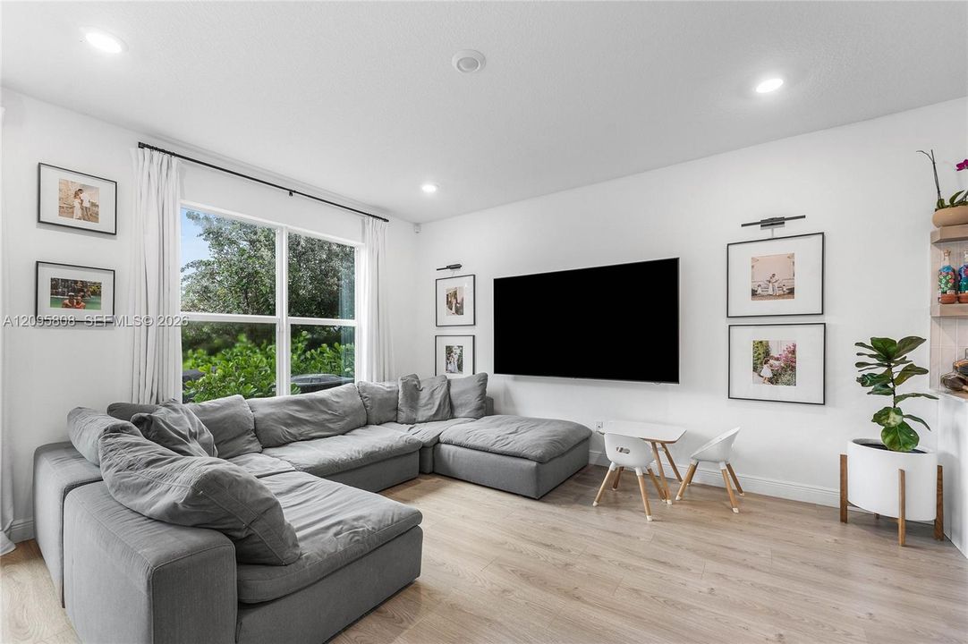 For Sale: $525,000 (3 beds, 2 baths, 1617 Square Feet)