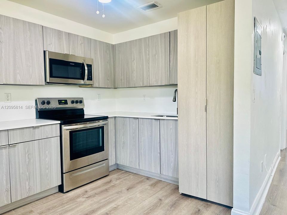 For Rent: $2,500 (2 beds, 1 baths, 650 Square Feet)