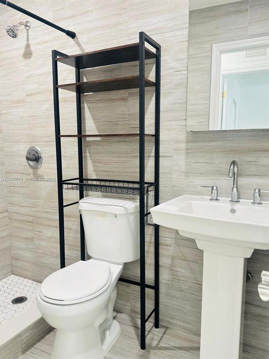 For Rent: $2,500 (2 beds, 1 baths, 650 Square Feet)