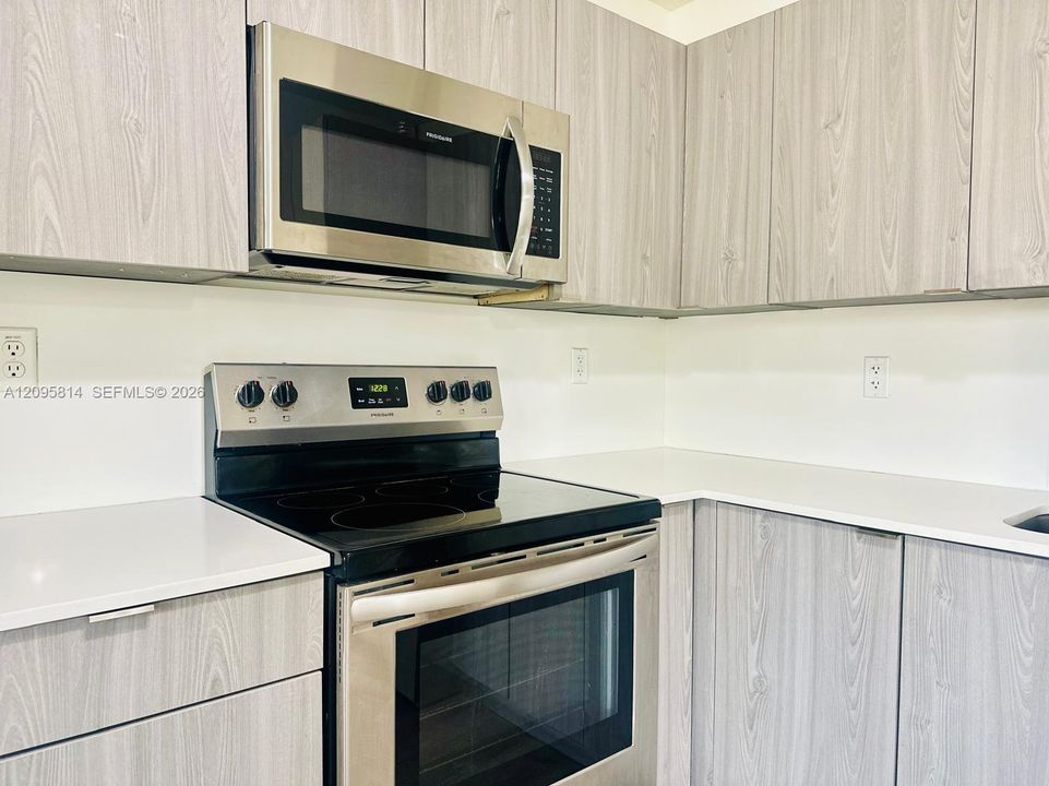 For Rent: $2,500 (2 beds, 1 baths, 650 Square Feet)