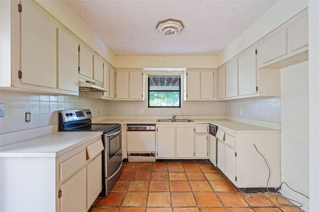 For Sale: $469,900 (3 beds, 2 baths, 2073 Square Feet)