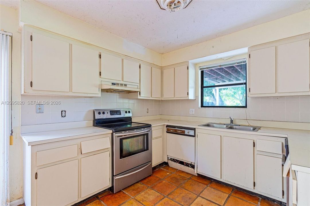 For Sale: $469,900 (3 beds, 2 baths, 2073 Square Feet)