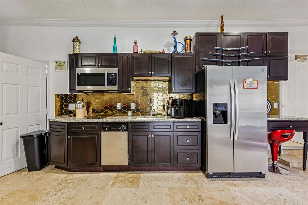 90-web-or-mls-NW 84th Ave-S2409-010