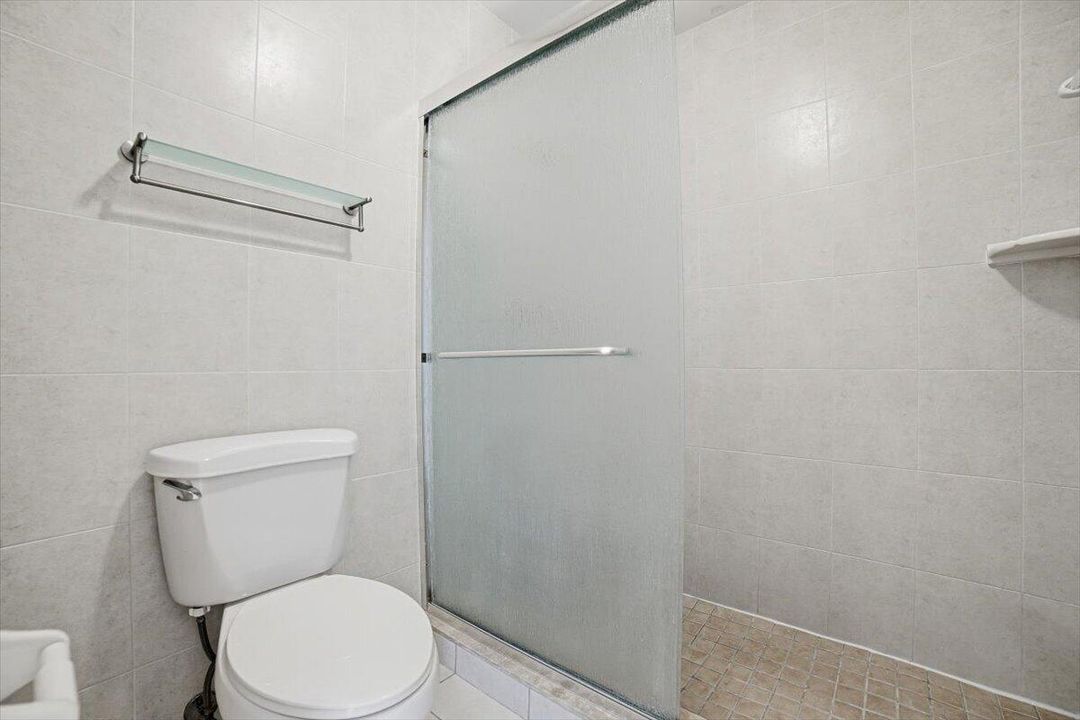 26-Bedroom2-Bathroom