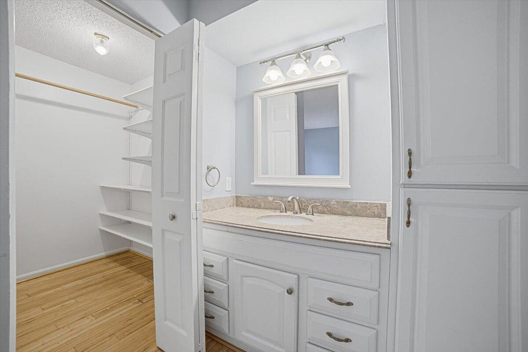 27-Bedroom2-Sink-Closet