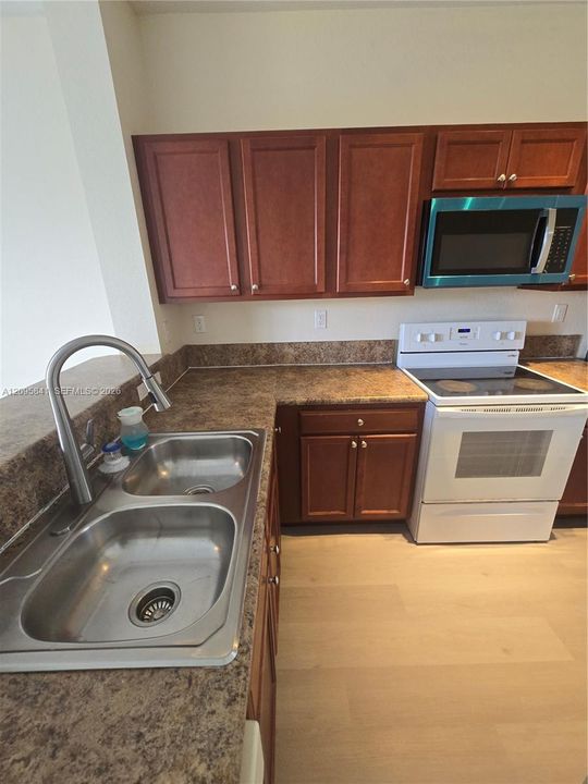 For Rent: $2,300 (3 beds, 2 baths, 1325 Square Feet)