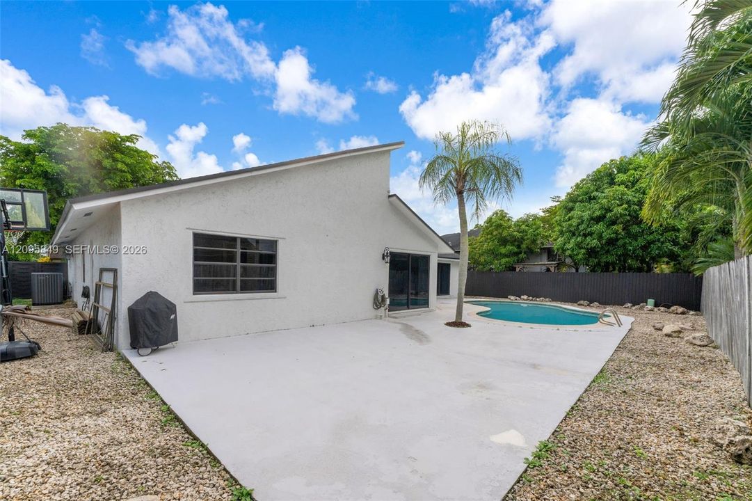 For Sale: $780,000 (3 beds, 2 baths, 1762 Square Feet)