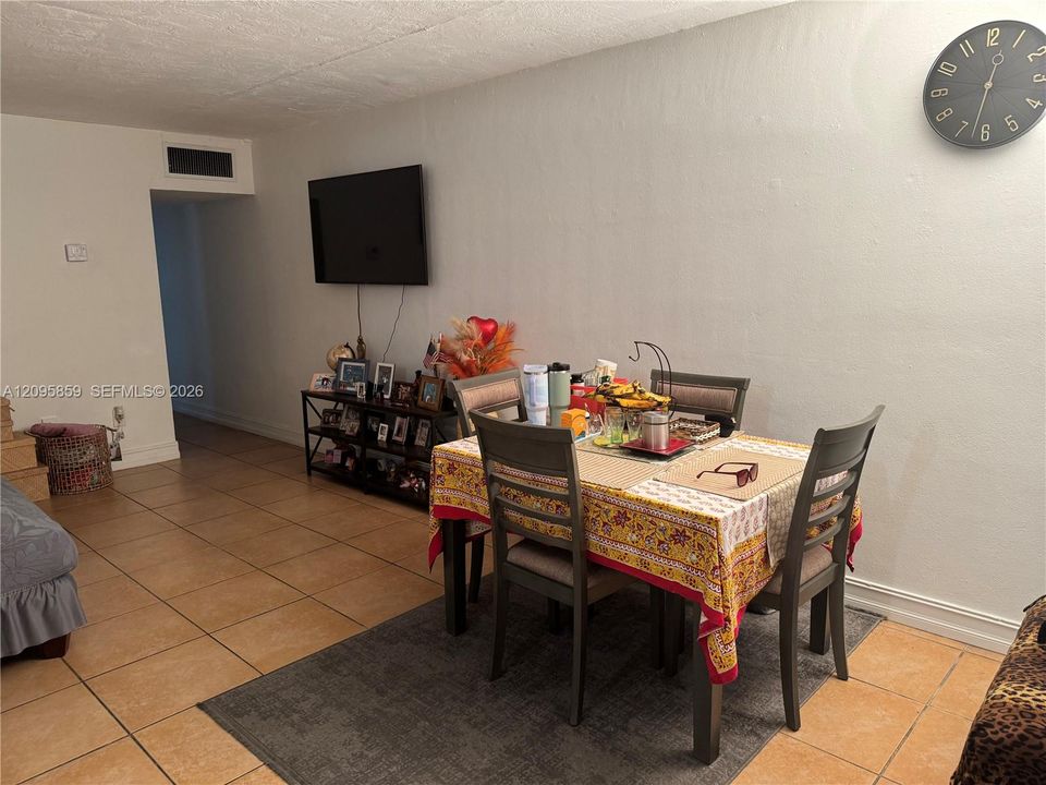 待售: $175,000 (1 贝兹, 1 浴室, 700 平方英尺)