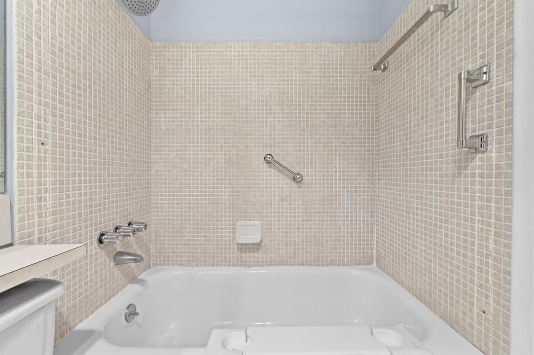18 Bathroom 03