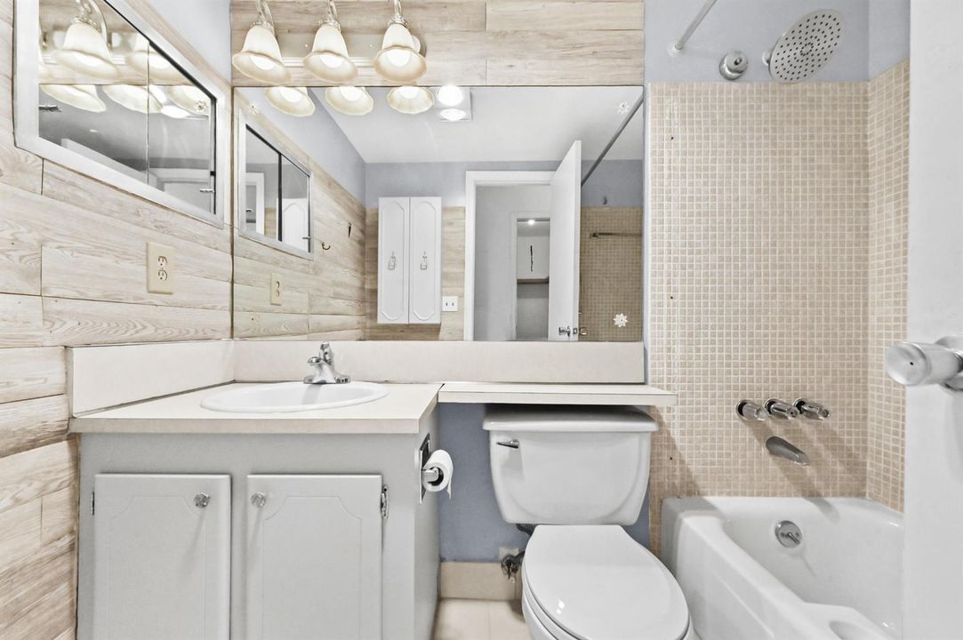 17 Bathroom 02