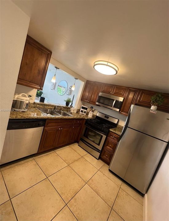 For Rent: $1,700 (1 beds, 1 baths, 982 Square Feet)