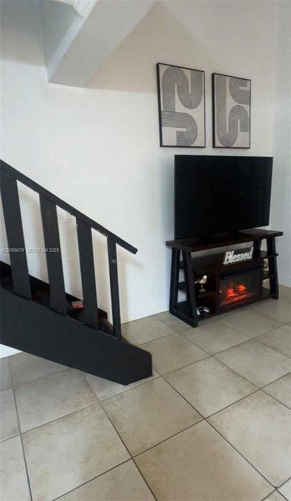 For Rent: $1,700 (1 beds, 1 baths, 982 Square Feet)