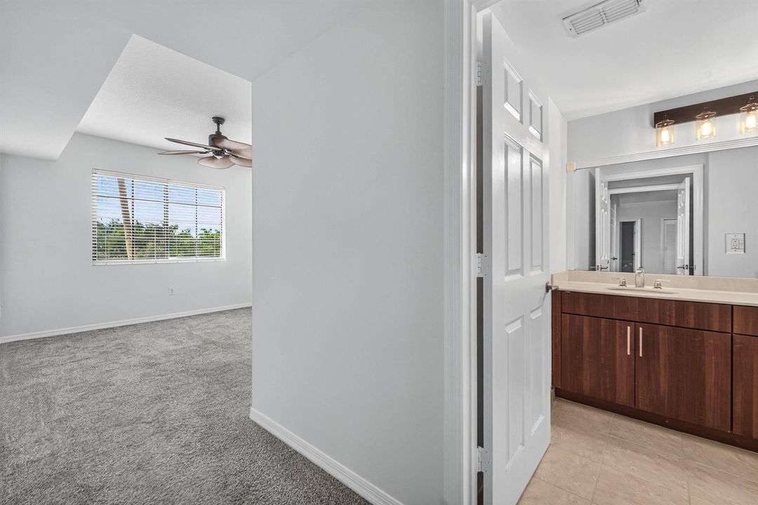 Bedroom/Bathroom