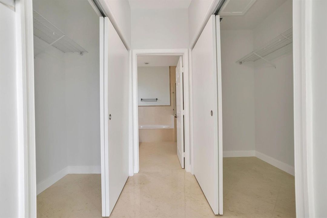 38 Masterbedroom His and Hers Closets