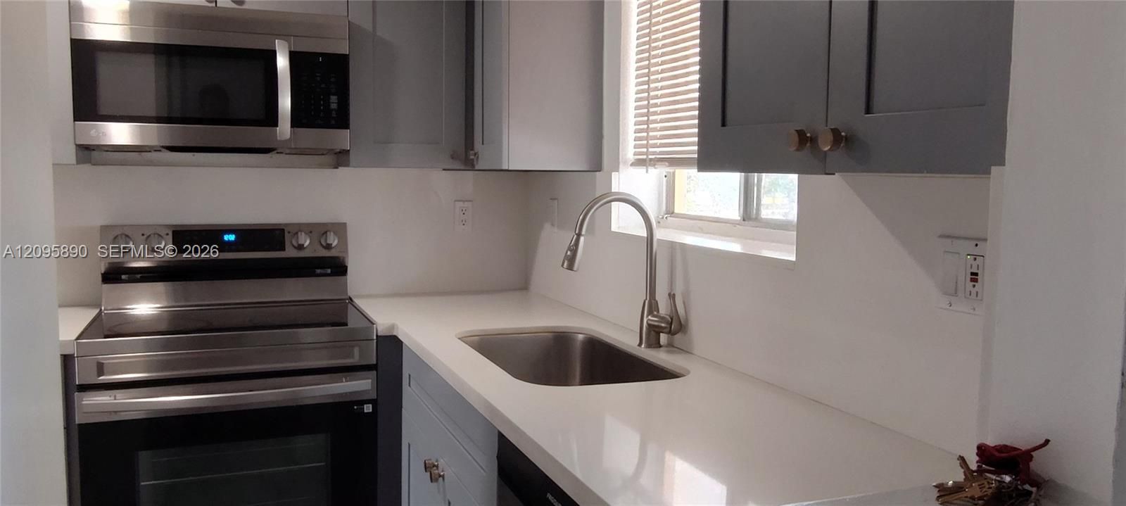 For Sale: $146,500 (2 beds, 1 baths, 756 Square Feet)