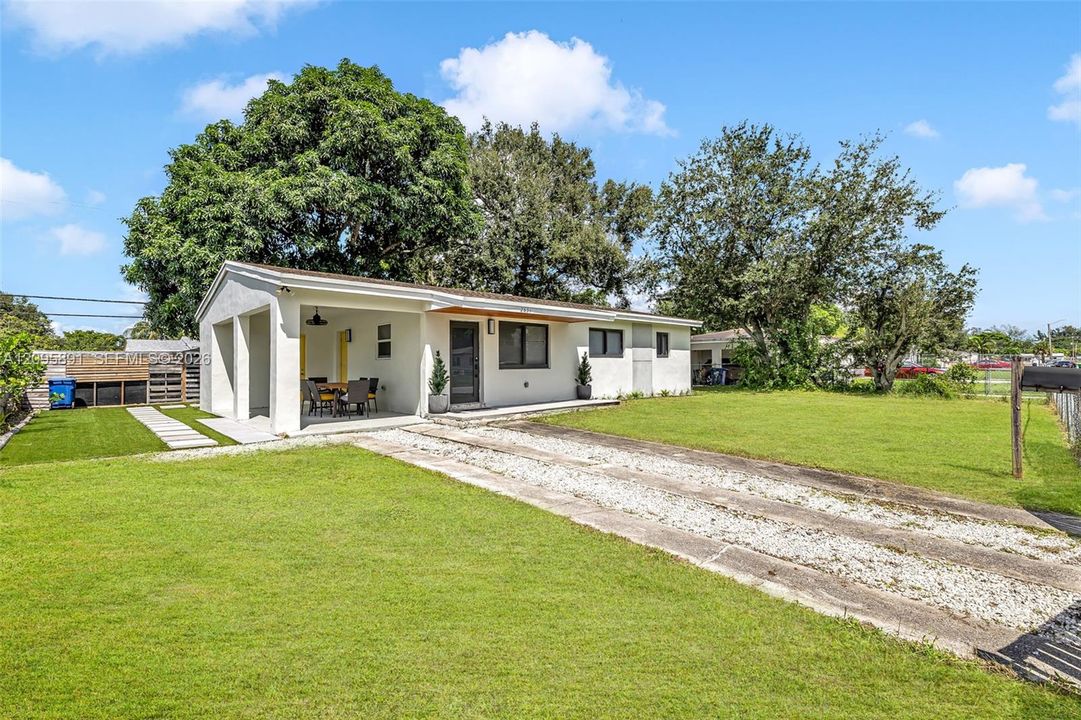For Rent: $3,200 (3 beds, 1 baths, 988 Square Feet)