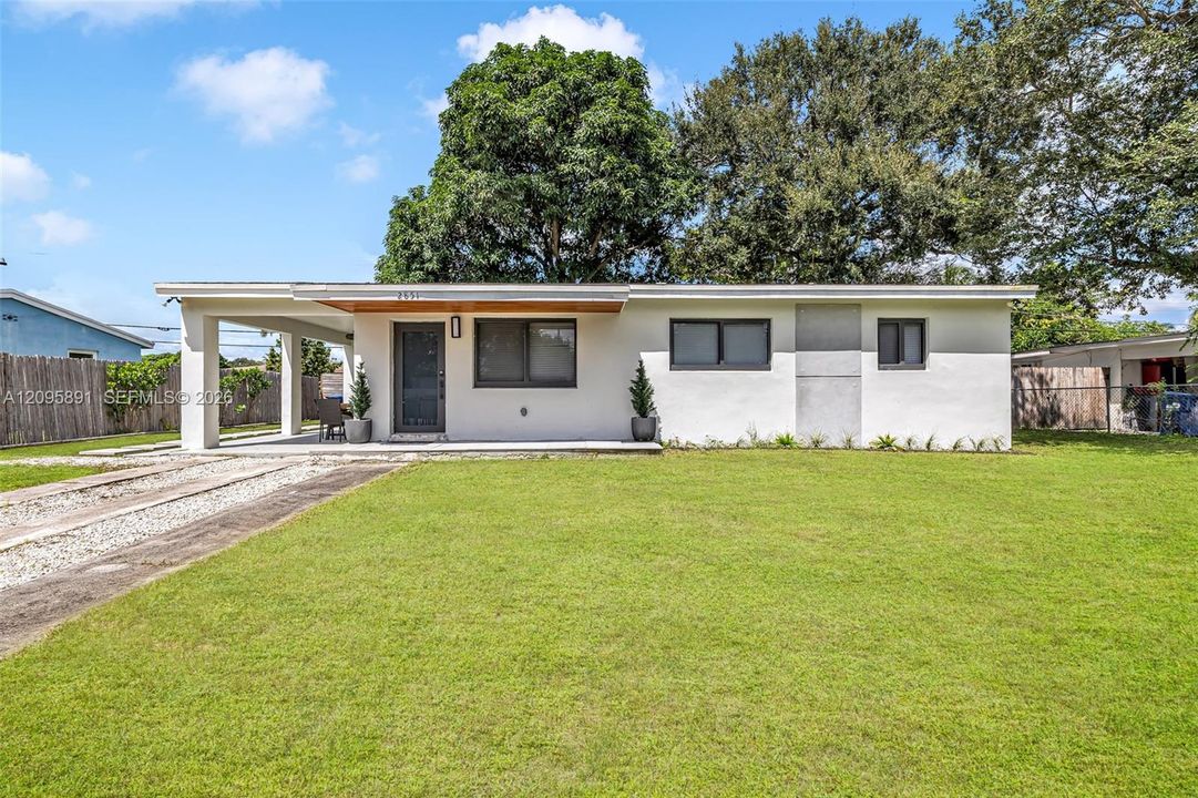 For Rent: $3,200 (3 beds, 1 baths, 988 Square Feet)