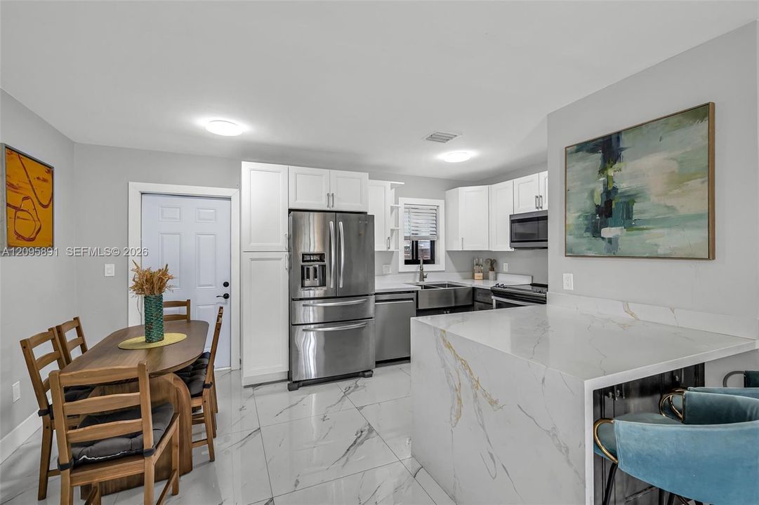 For Rent: $3,200 (3 beds, 1 baths, 988 Square Feet)