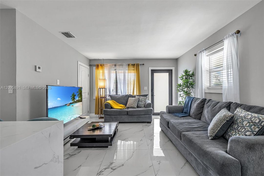For Rent: $3,200 (3 beds, 1 baths, 988 Square Feet)