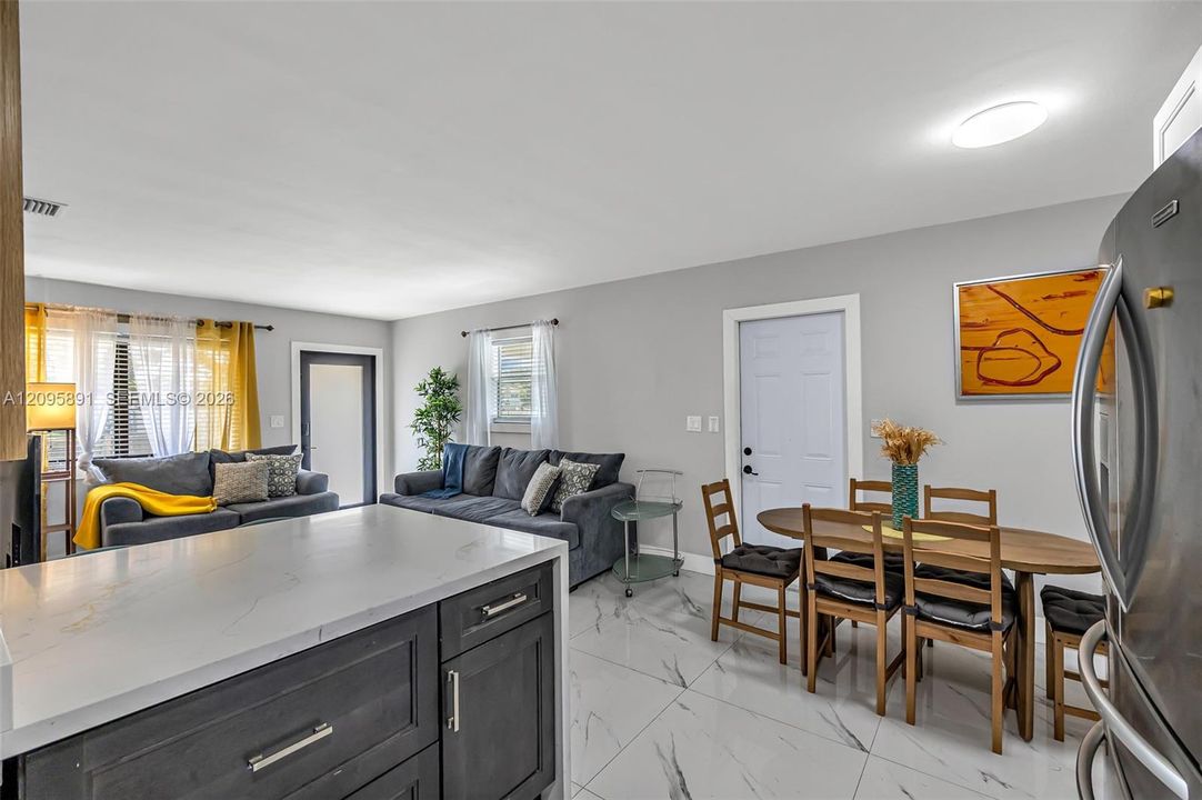 For Rent: $3,200 (3 beds, 1 baths, 988 Square Feet)