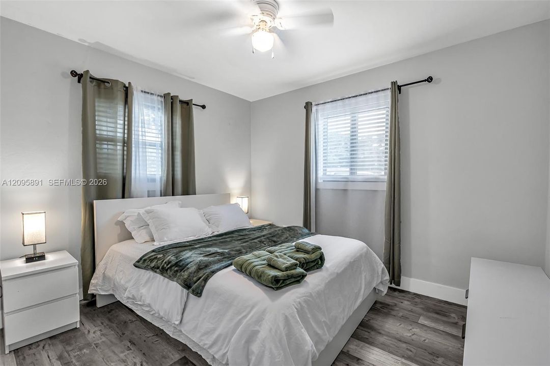 For Rent: $3,200 (3 beds, 1 baths, 988 Square Feet)